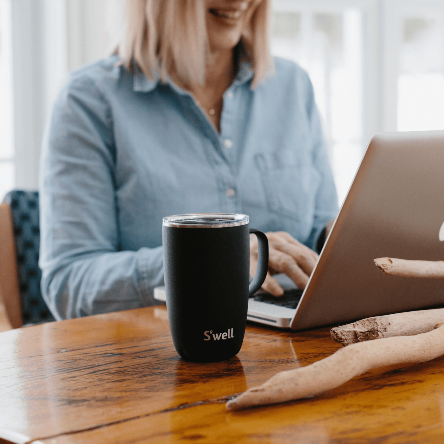 mug-16oz-t4 Swell-16oz-Mug-Onyx-Lifestyle-1.png