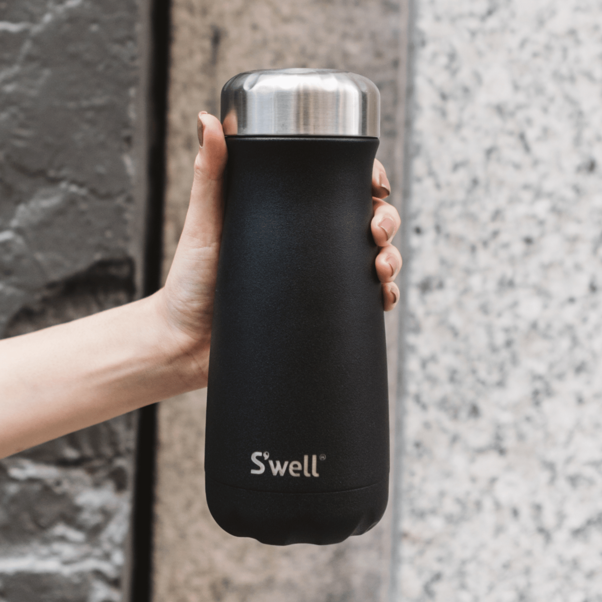 traveler-16oz-o9 Swell-Water-Bottle-Traveler-16oz-Black-Onyx-Lifestyle-1.png