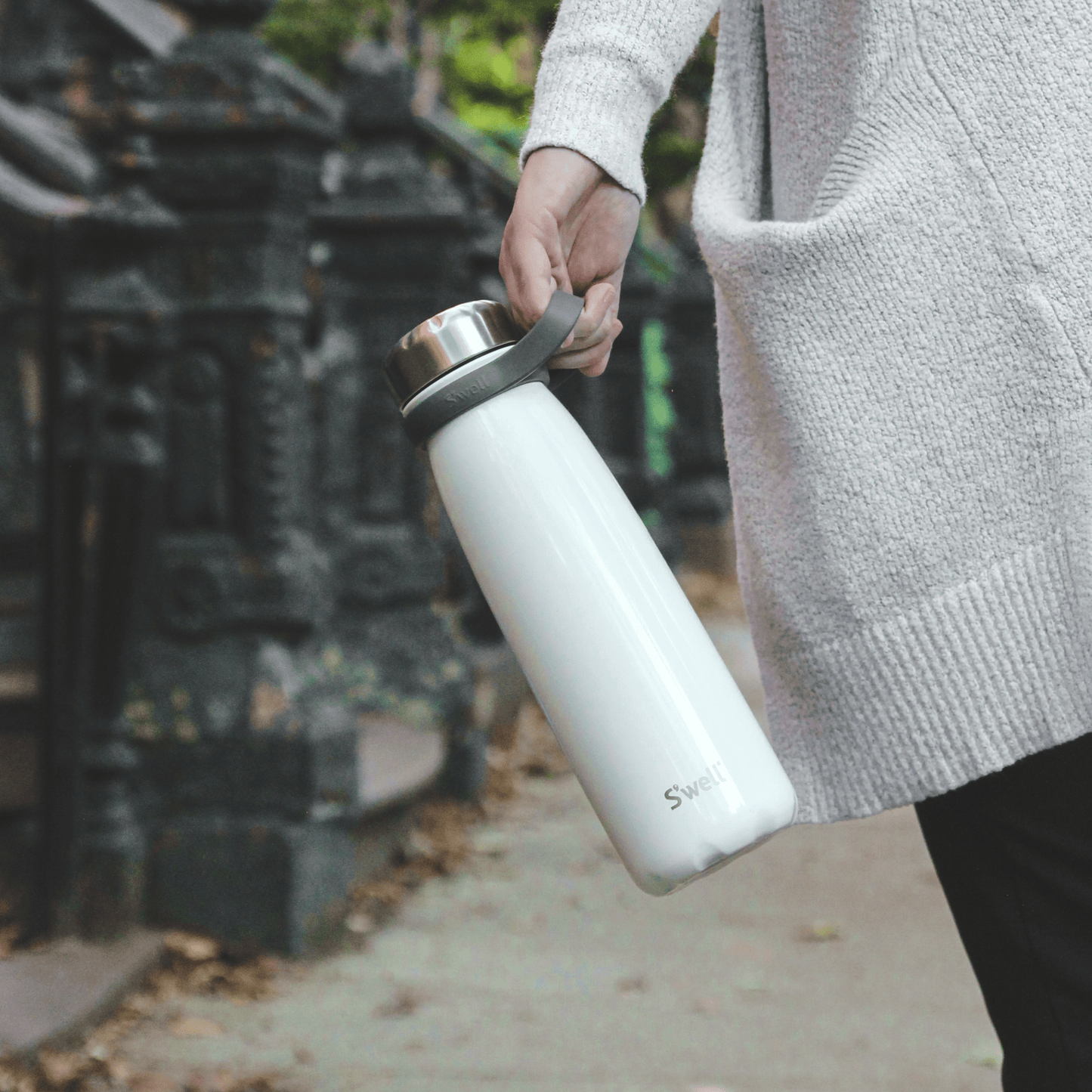 traveler-40oz-y8 Swell-Water-Bottle-Traveler-40oz-White-Angel-Food-Lifestyle-1.png