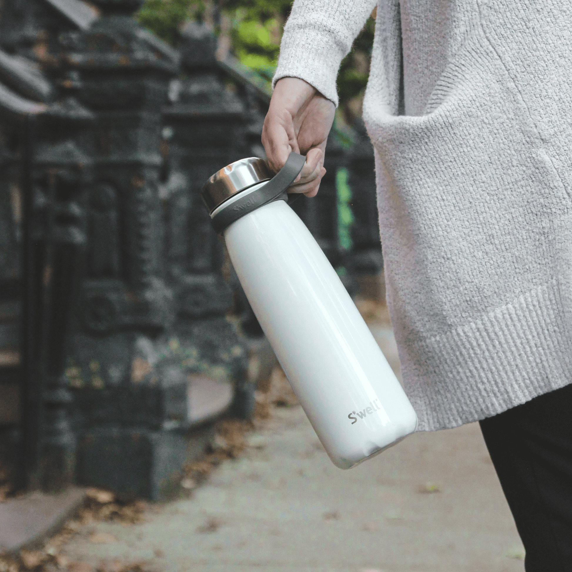 traveler-40oz-y8 Swell-Water-Bottle-Traveler-40oz-White-Angel-Food-Lifestyle-1.png