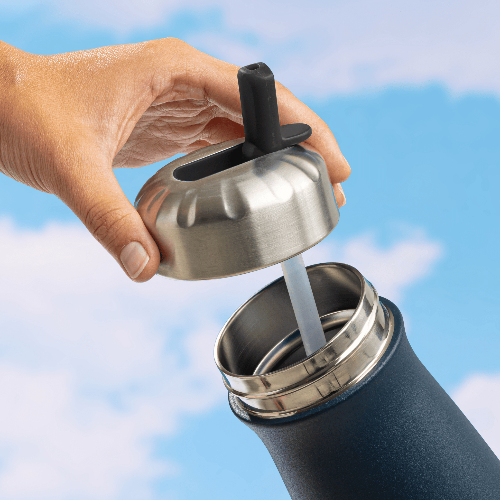 traveler-flip-straw-lid-e5 Swell_Flip_Straw_Cap_Traveler-Straw-Down-Bottle-1.png